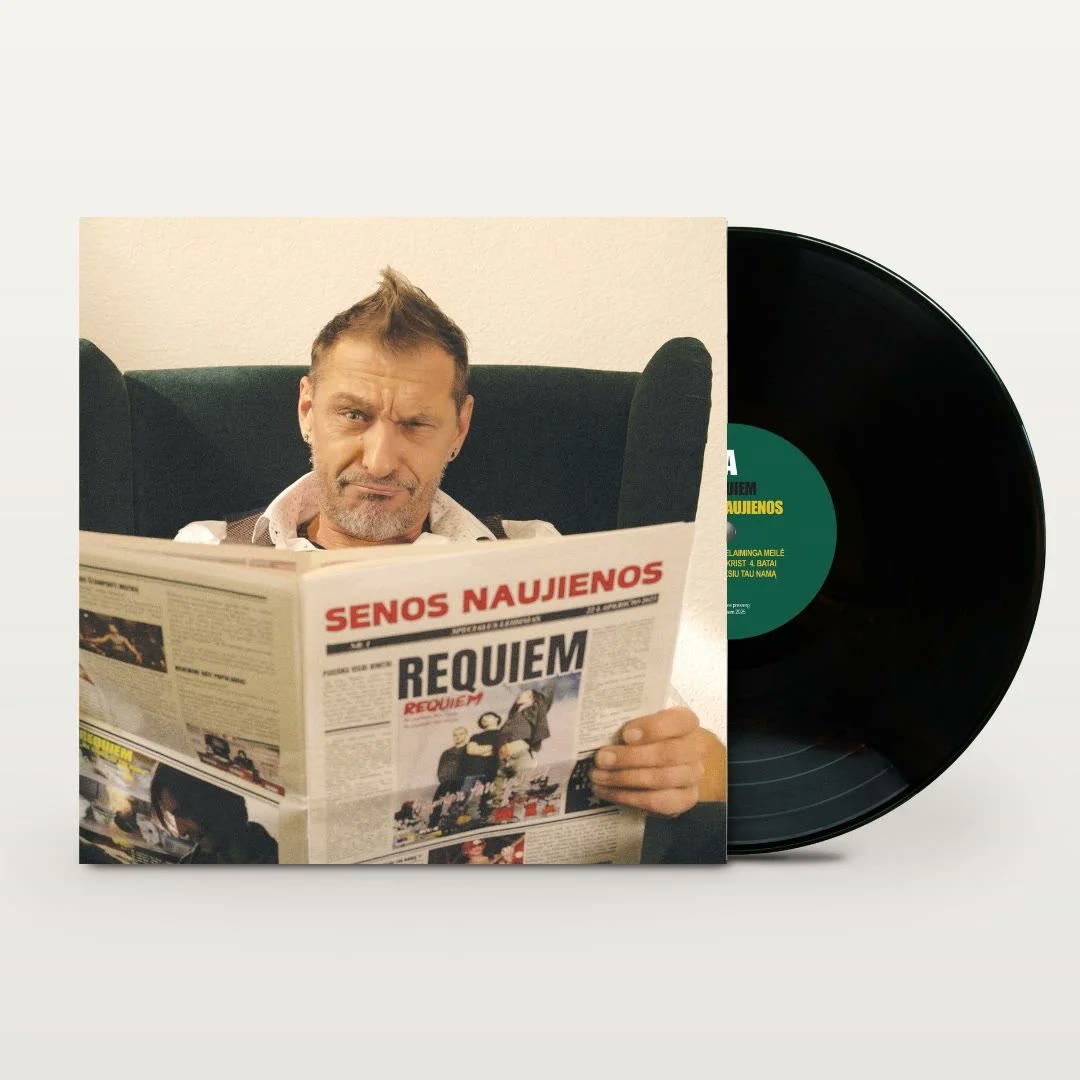 Senos naujienos LP with black vinyl sticking out of the newspaper-style cover